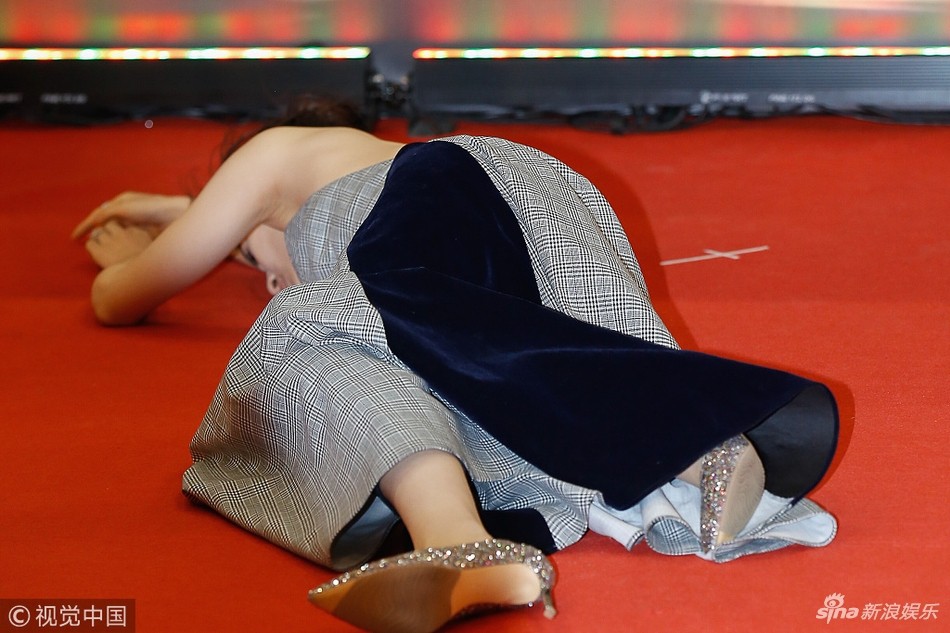 Thảm đỏ Cbiz 2017: Sao Hoàn Châu Cách Cách liên tục gây sốc, dàn mỹ nhân không tên tuổi khiến dân tình muối mặt